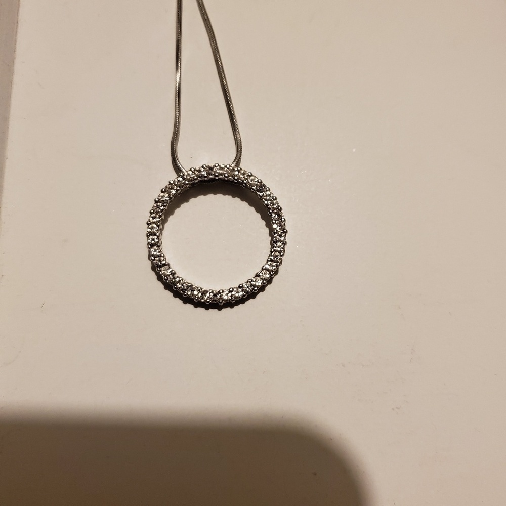 *N 📿 Rhinestone Circle Pendant Necklace - Picture 3 of 9